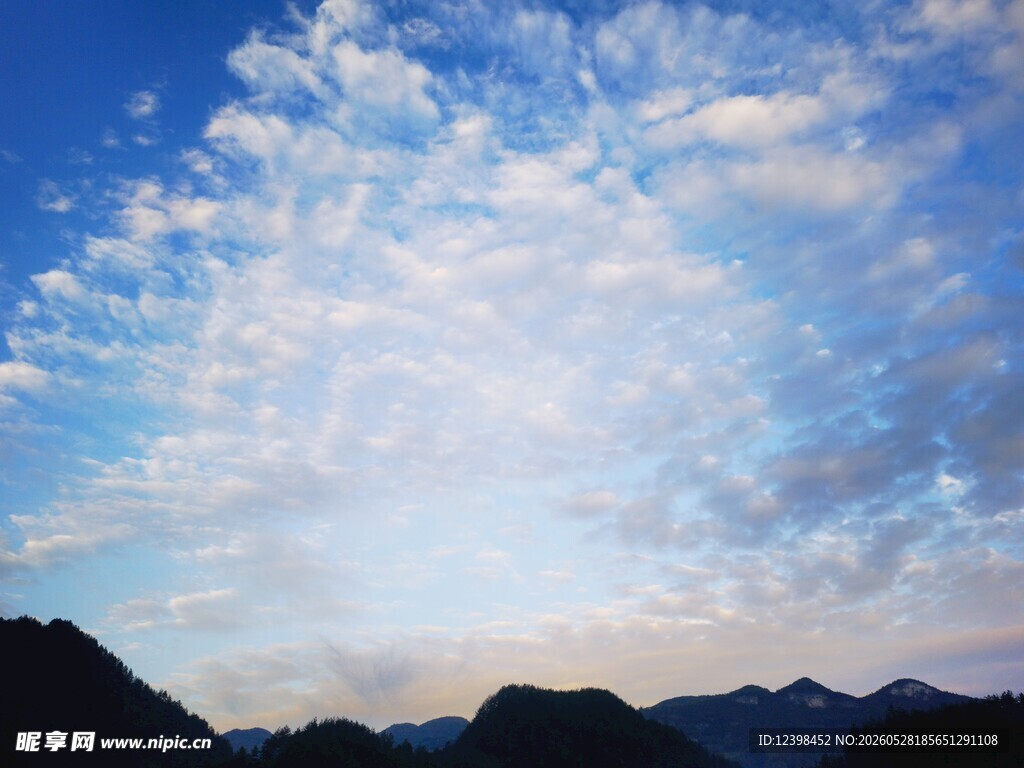 山间蓝天飘着朵朵白云