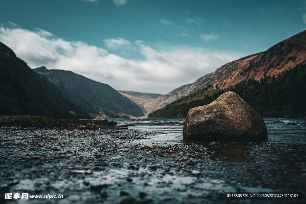 山间河谷中的巨石景观