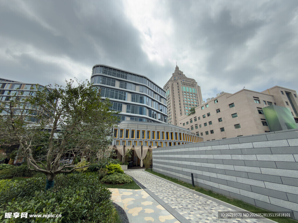 城市中静谧的建筑与绿植景观