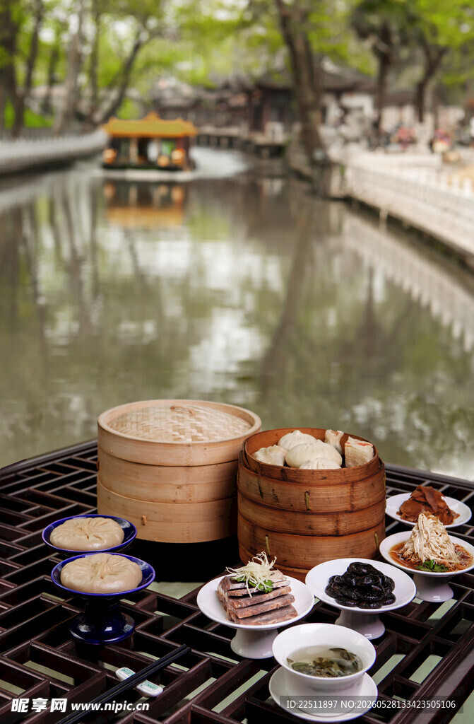 河畔中式餐点享悠闲时光
