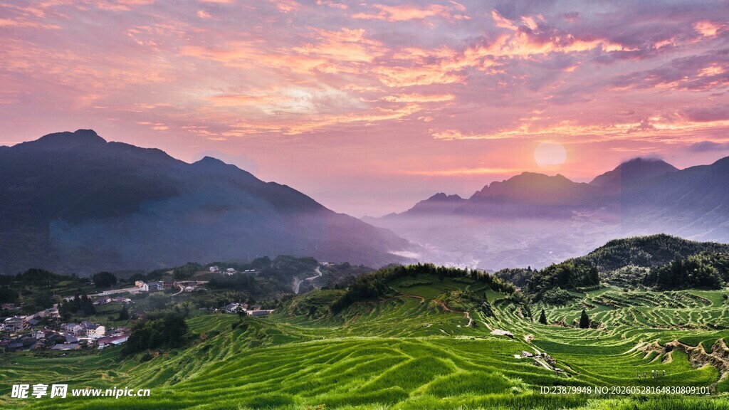 山间晨曦美景