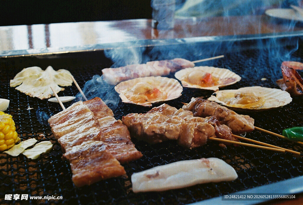 户外烧烤美食诱人场景