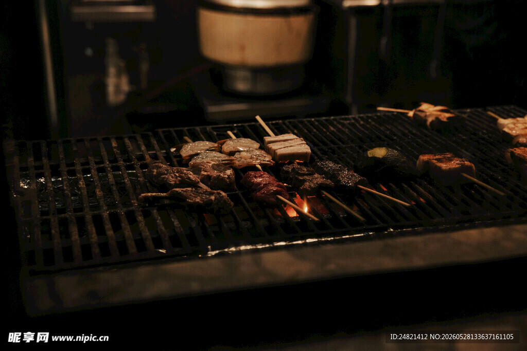 炭火上的美味烤肉