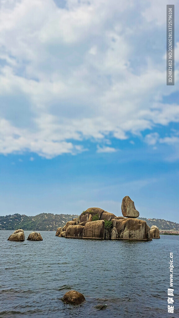 海上奇特岩石景观