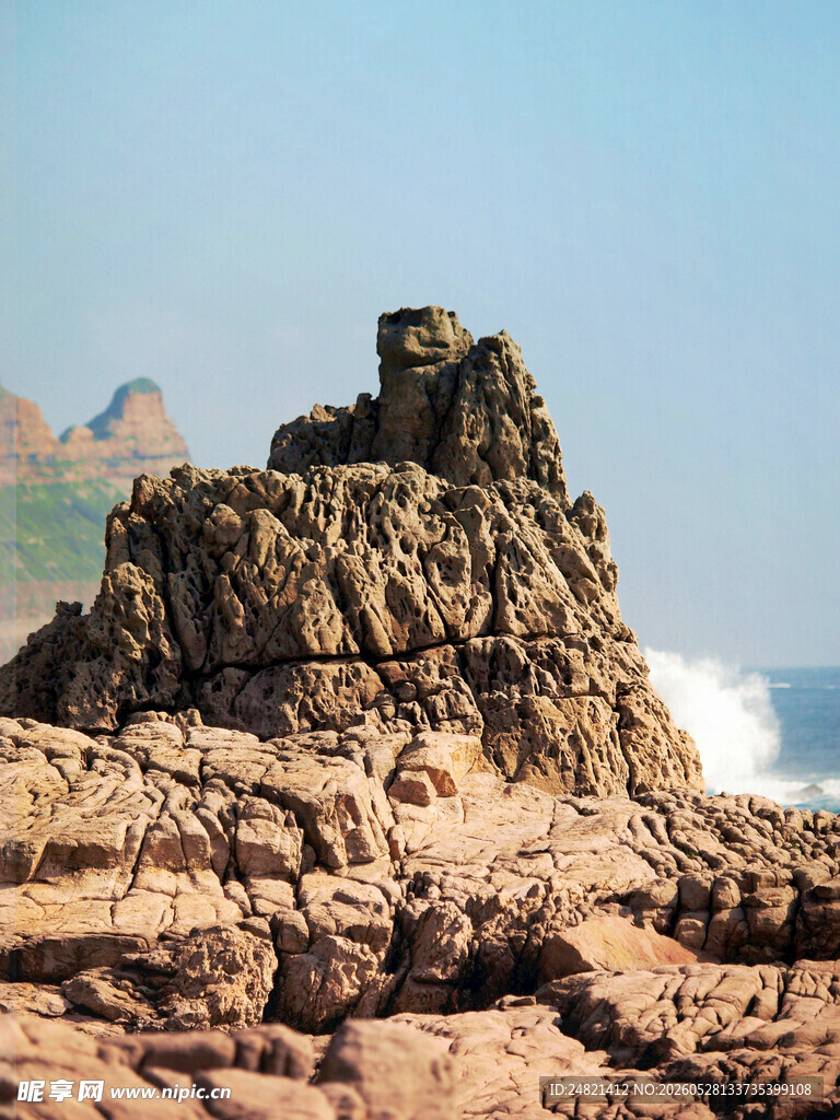 海边嶙峋礁石景观