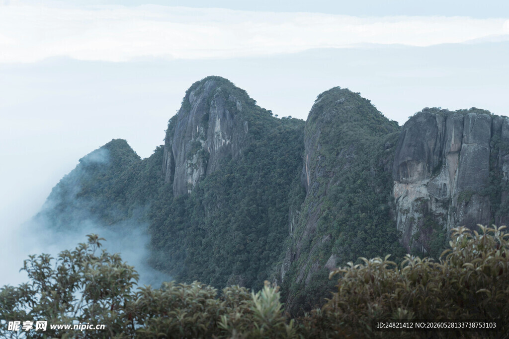 云雾缭绕的壮丽山景