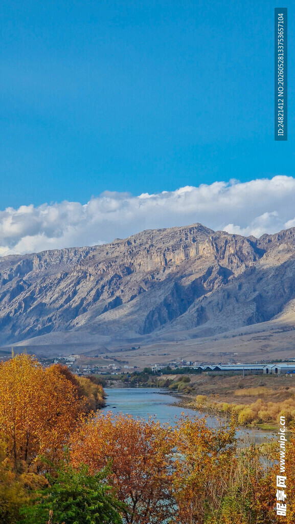 秋日湖畔壮丽山景