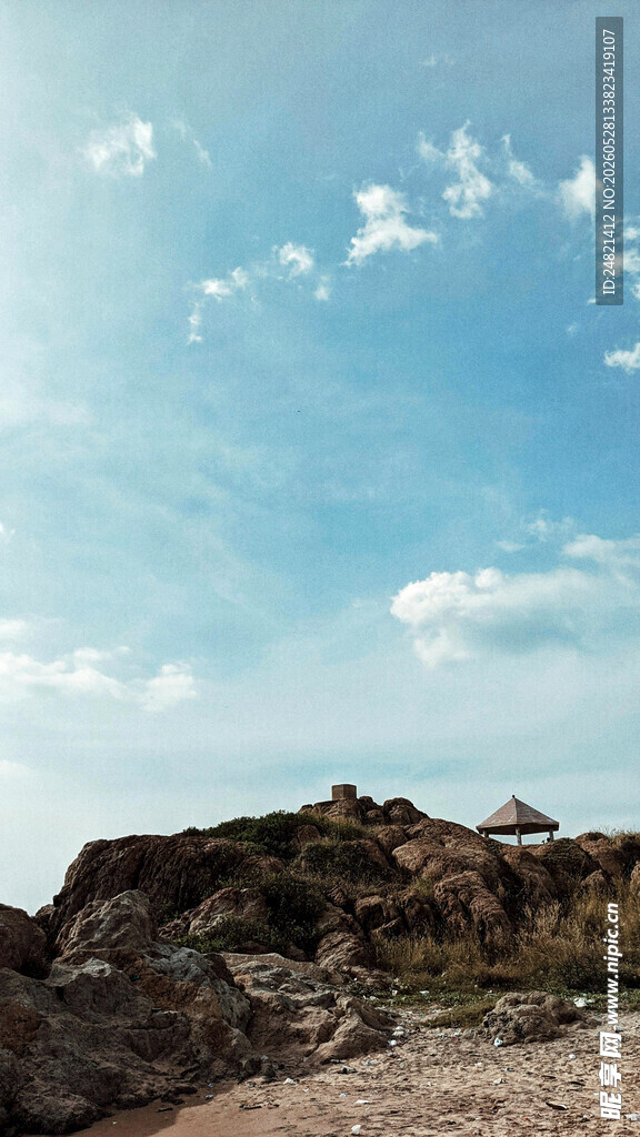 蓝天岩石风景图