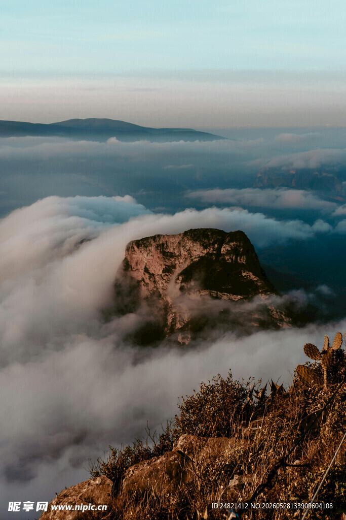 云海中的孤峰美景