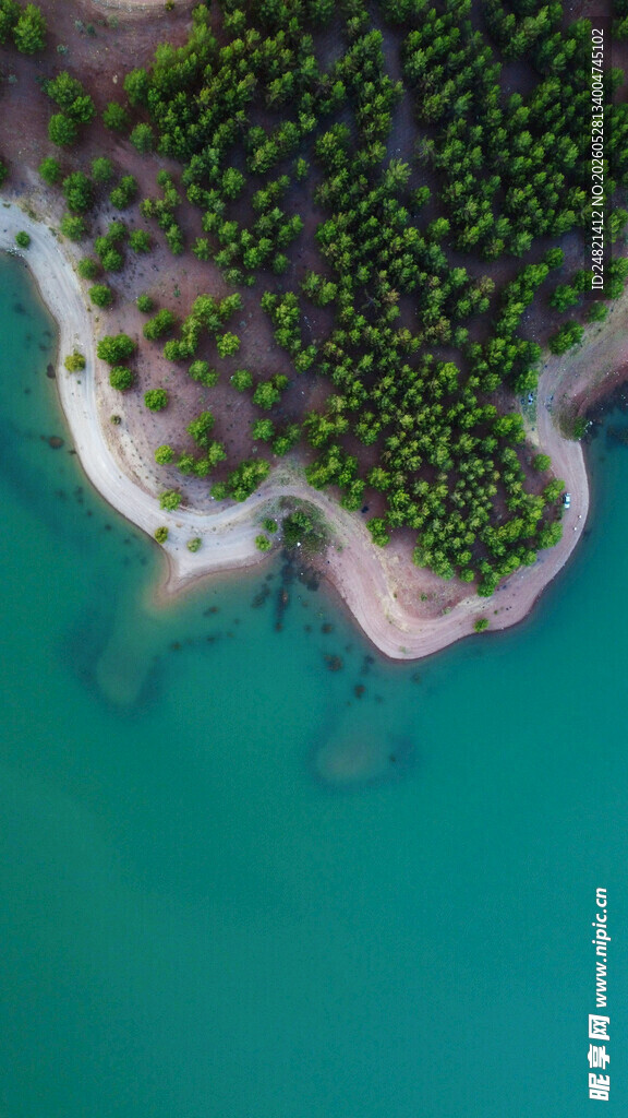 俯瞰翠绿环绕的碧蓝海岸