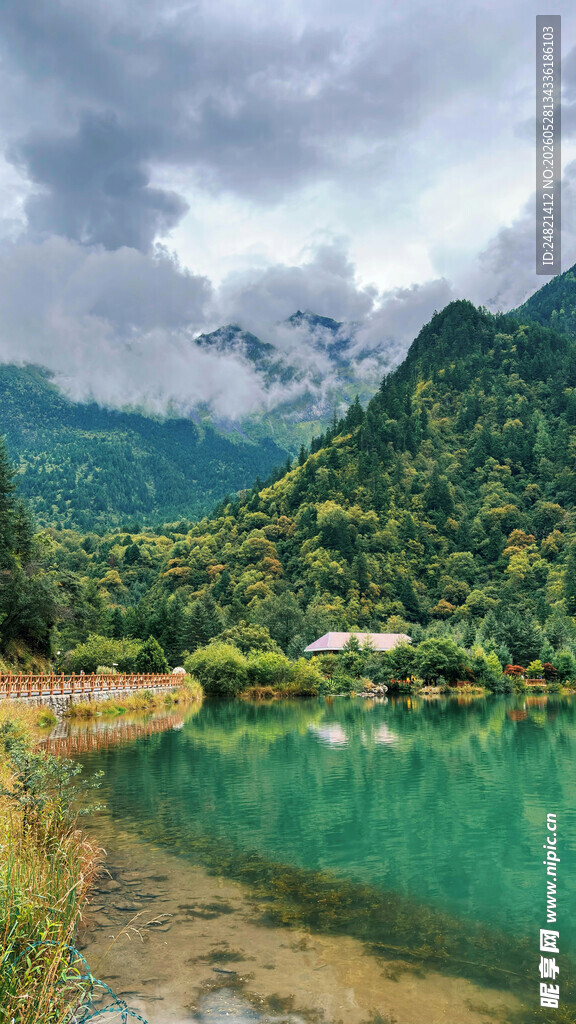 青山绿水间的静谧湖泊