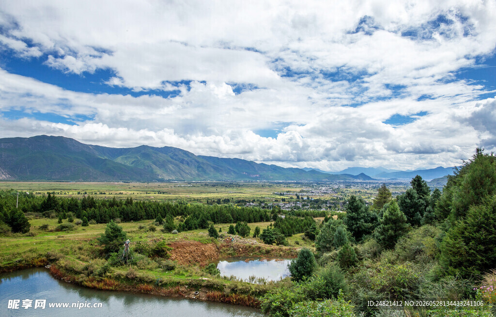 山间湖畔美景