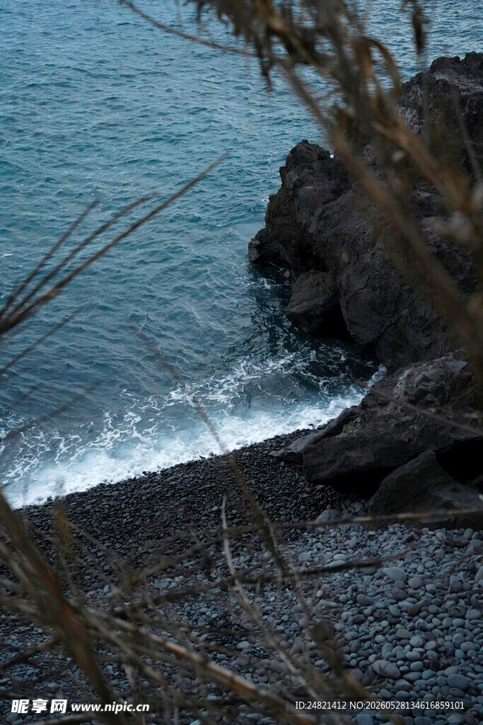 海边礁石与海浪景观