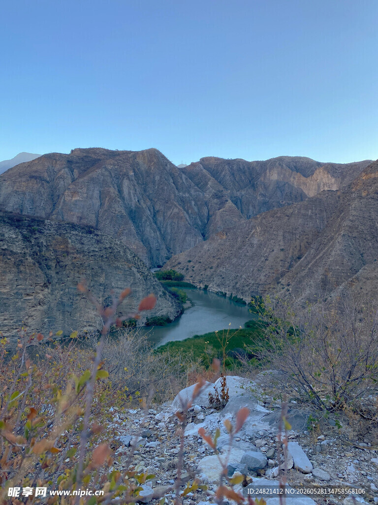山间河流美景