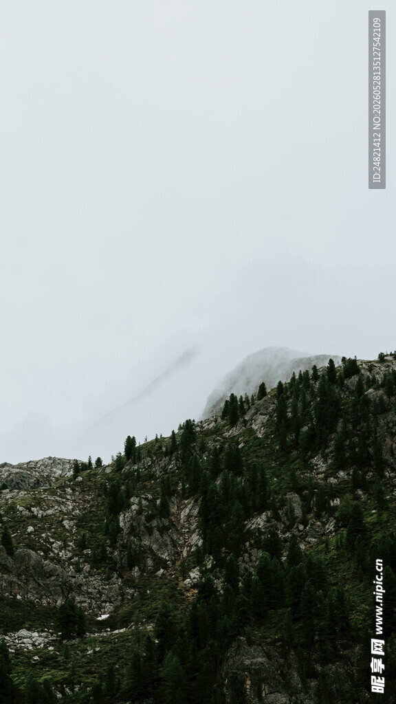 山间云雾缭绕的自然景致