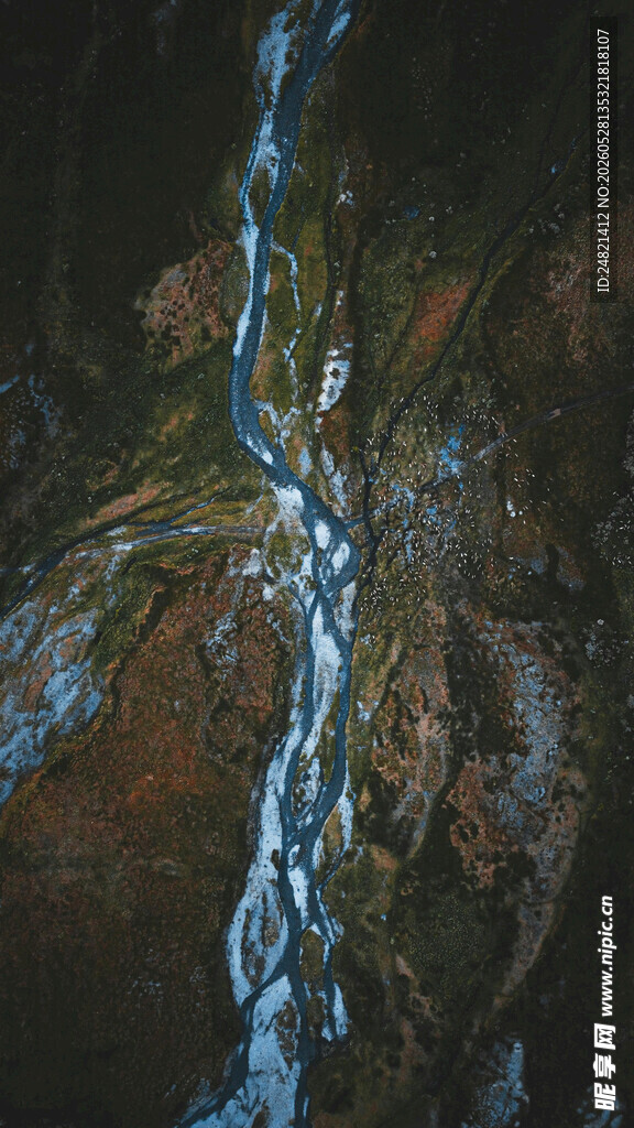 空中俯瞰山间蜿蜒溪流