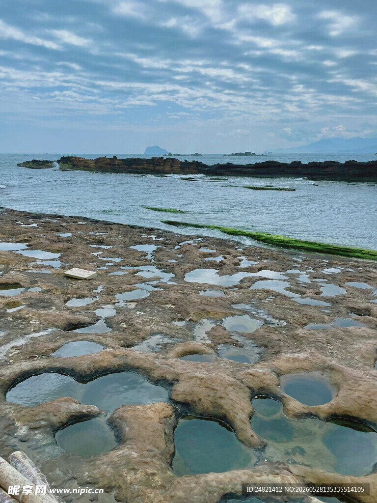 海边奇特坑洼礁石景观