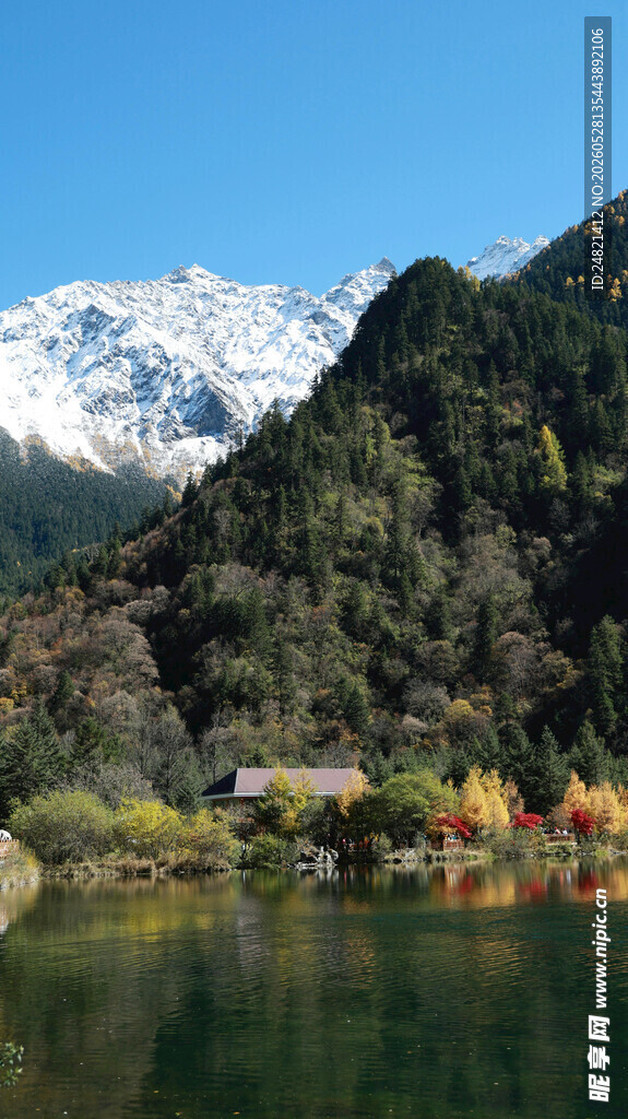 雪山下的湖畔美丽风光