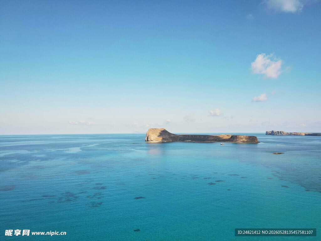 碧海蓝天中的海中岩石