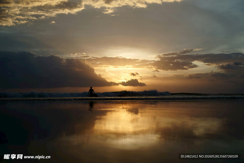 夕阳下的水面倒影美景