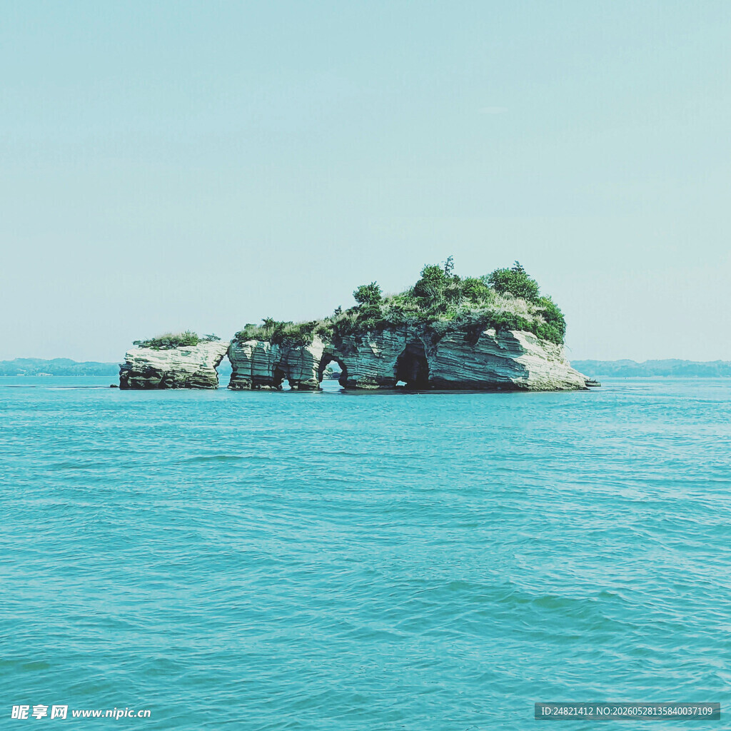 海中孤岩