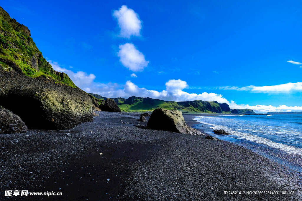 黑沙滩与碧海蓝天的美景