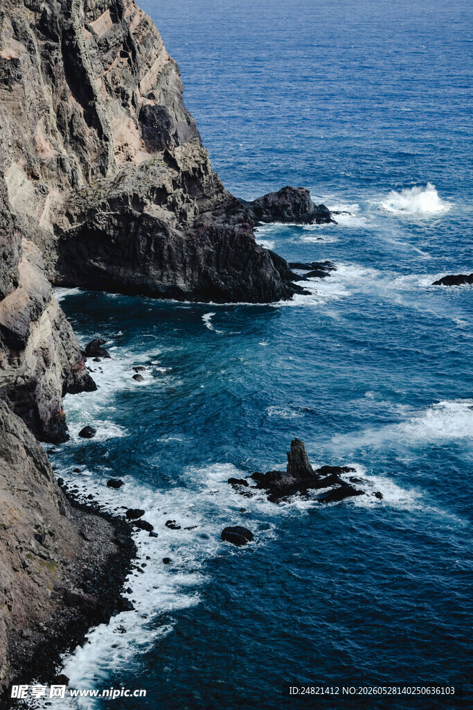 海岸边的壮丽海浪景观