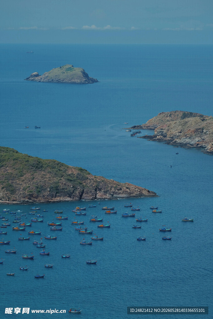 海上群岛与众多船只景观