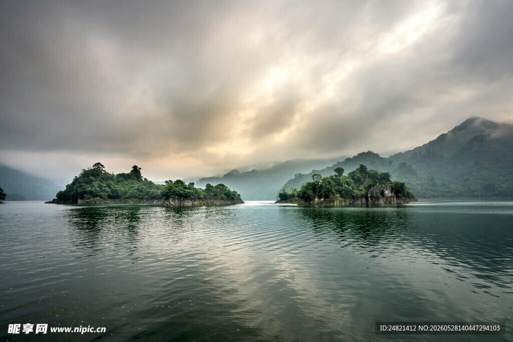 湖中小岛云雾缭绕美景