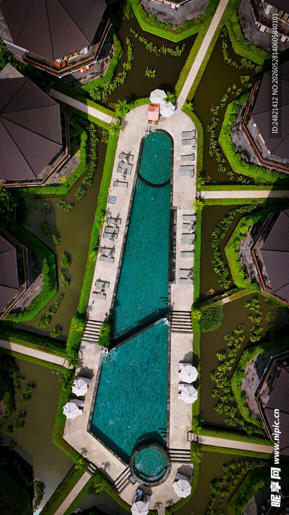 空中俯瞰的精致泳池景观