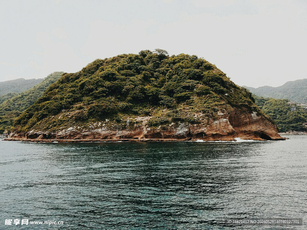 海上孤岛绿意盎然