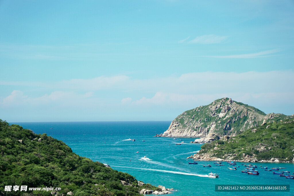碧海青山间的海上风光