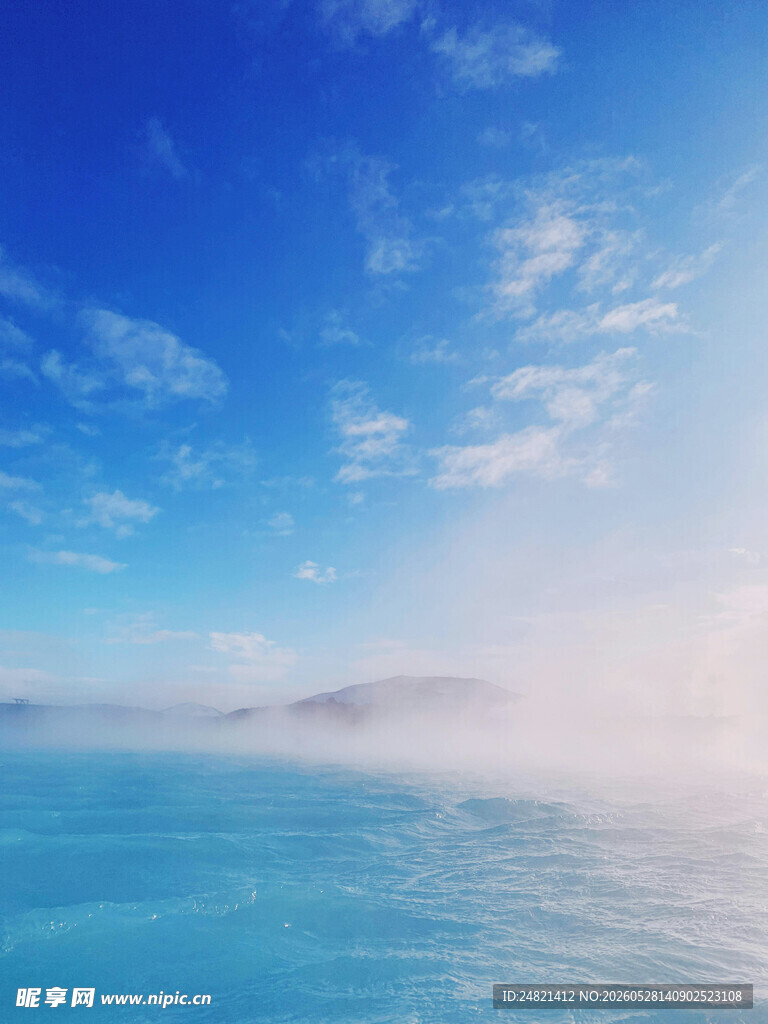 梦幻蓝色海景与缥缈云雾