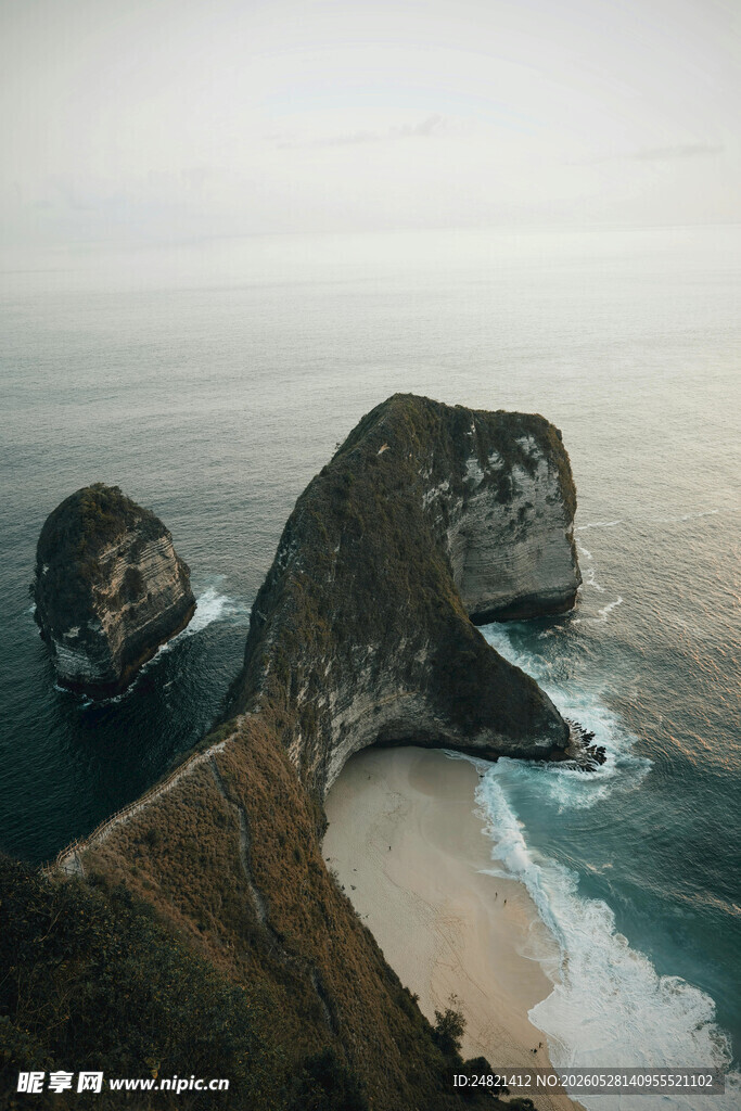 海岸独特岩石与海浪景观