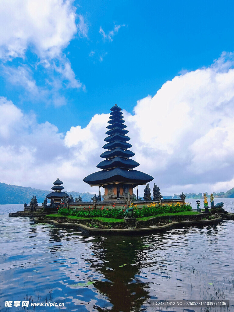 水上寺庙美景