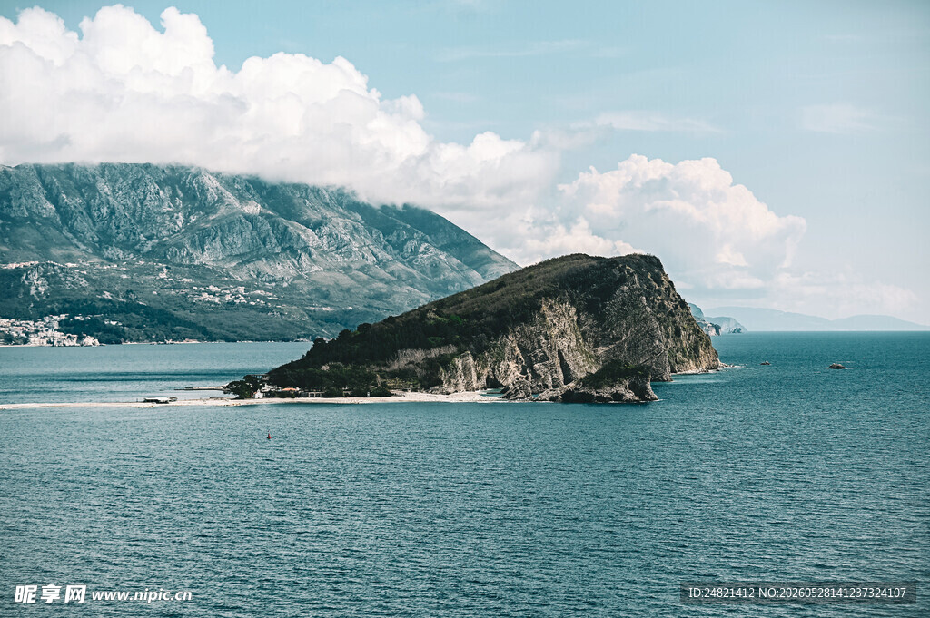 海中孤岩