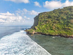 海岸峭壁与碧海蓝天美景