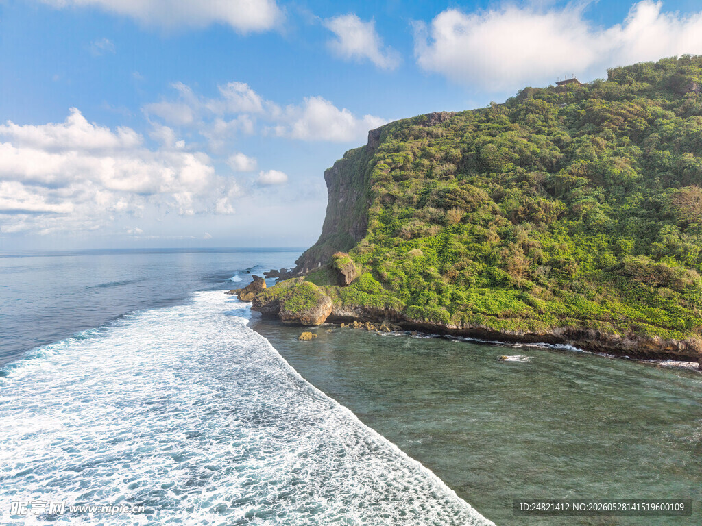 海岸峭壁与碧海蓝天美景