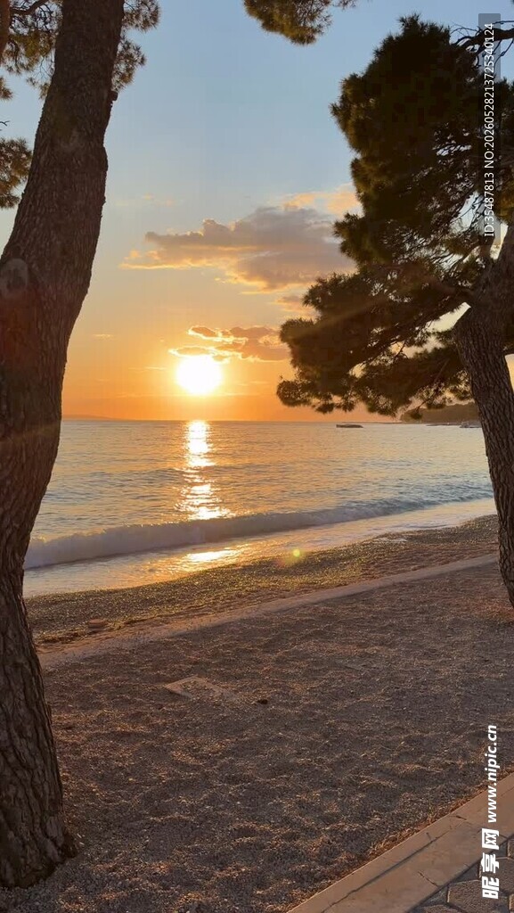 夕阳下的静谧海滩美景