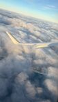 高空飞机穿云海美景