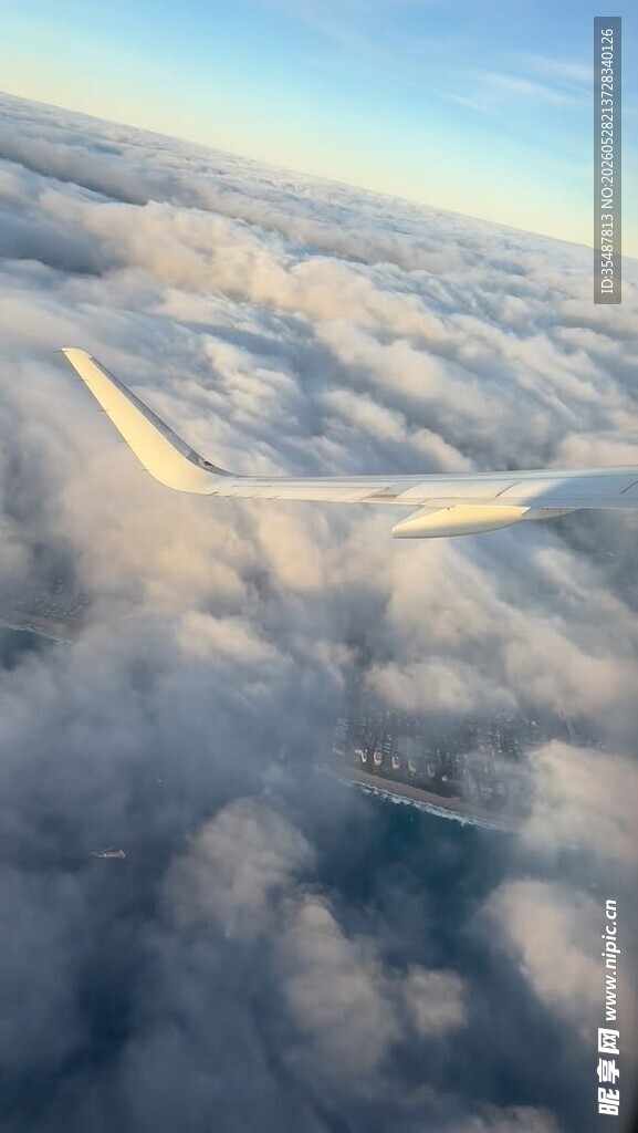 高空飞机穿云海美景