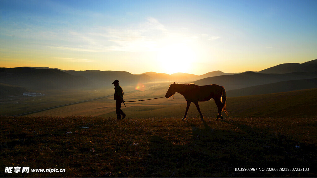 夕阳下人与马的温馨画面
