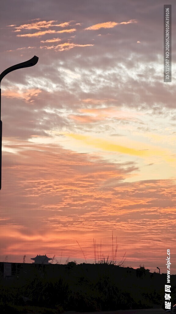 夕阳下的城市天际线美景