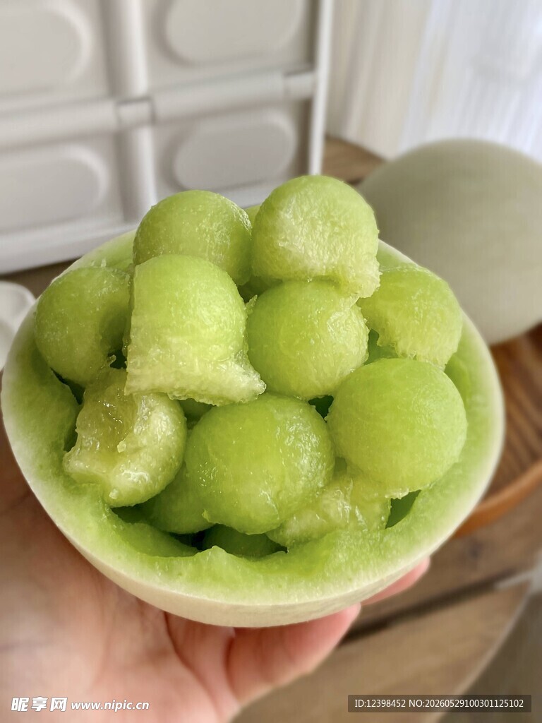 手捧鲜嫩绿甜瓜