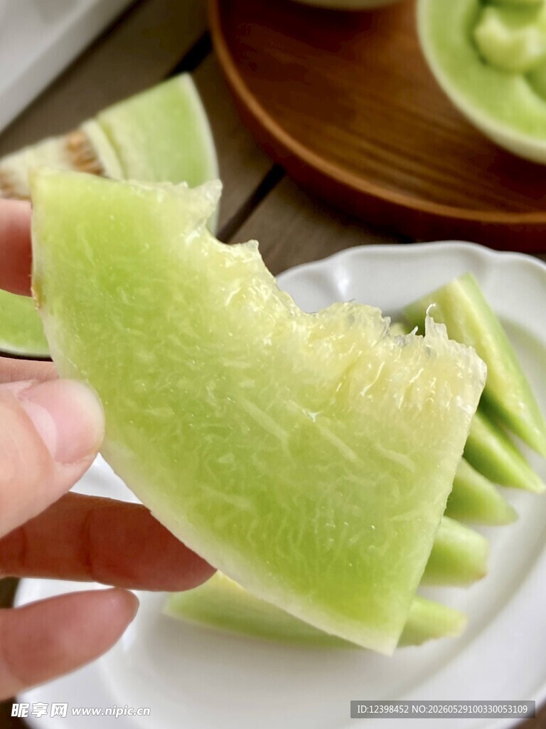手捧新鲜绿甜瓜切片