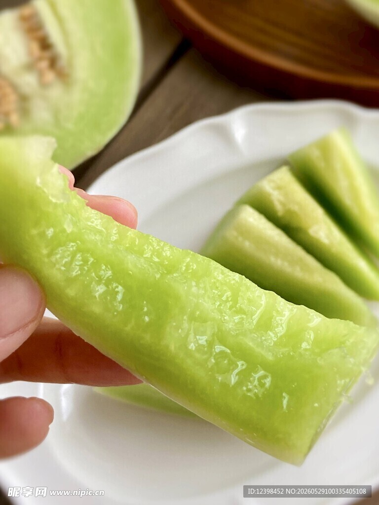 手捧鲜切绿瓤甜瓜