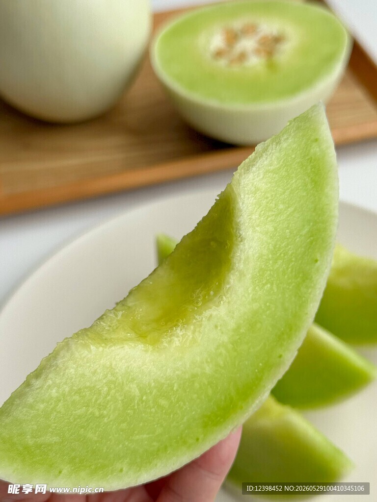 新鲜绿瓤甜瓜切片展示
