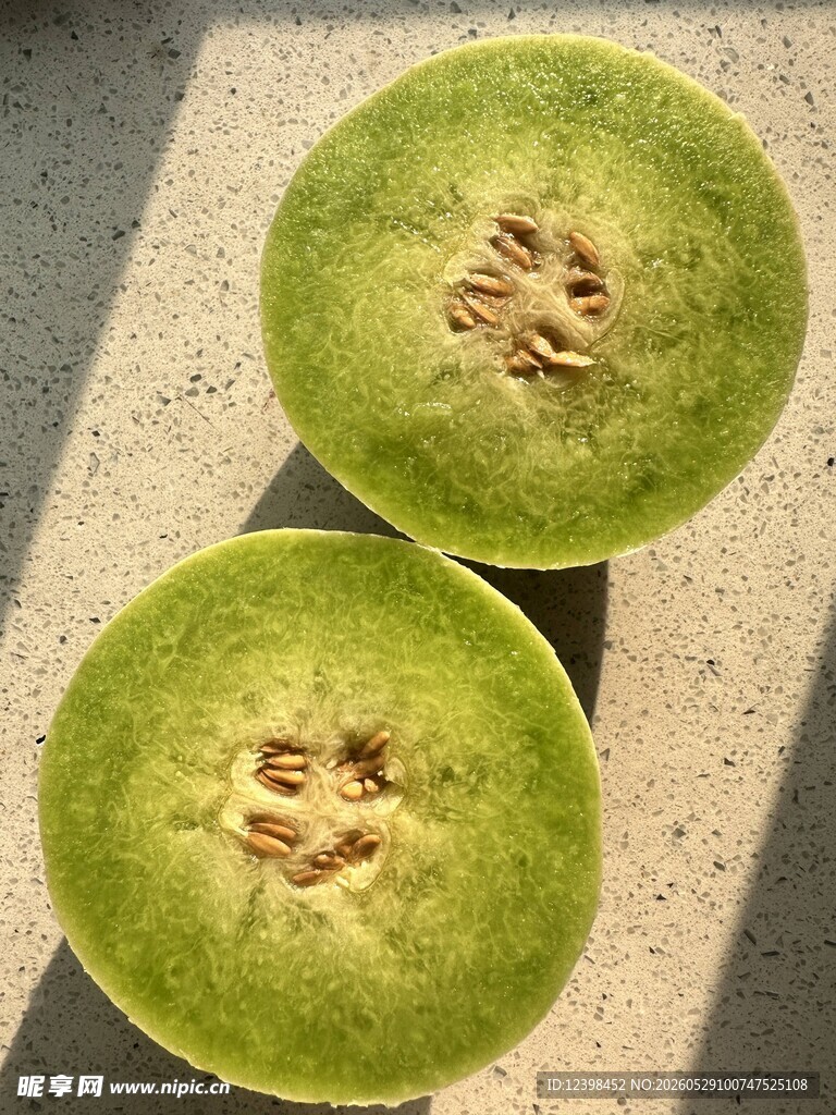 两半新鲜绿瓤甜瓜
