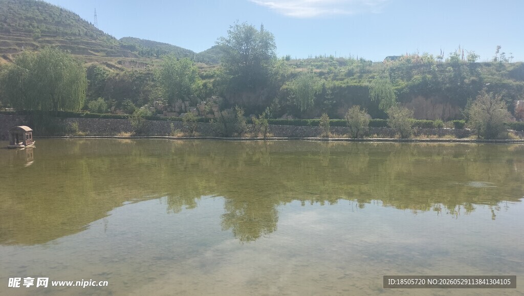 宁静山水间的清澈湖面