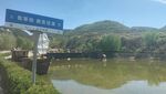 山间湖畔路牌风景
